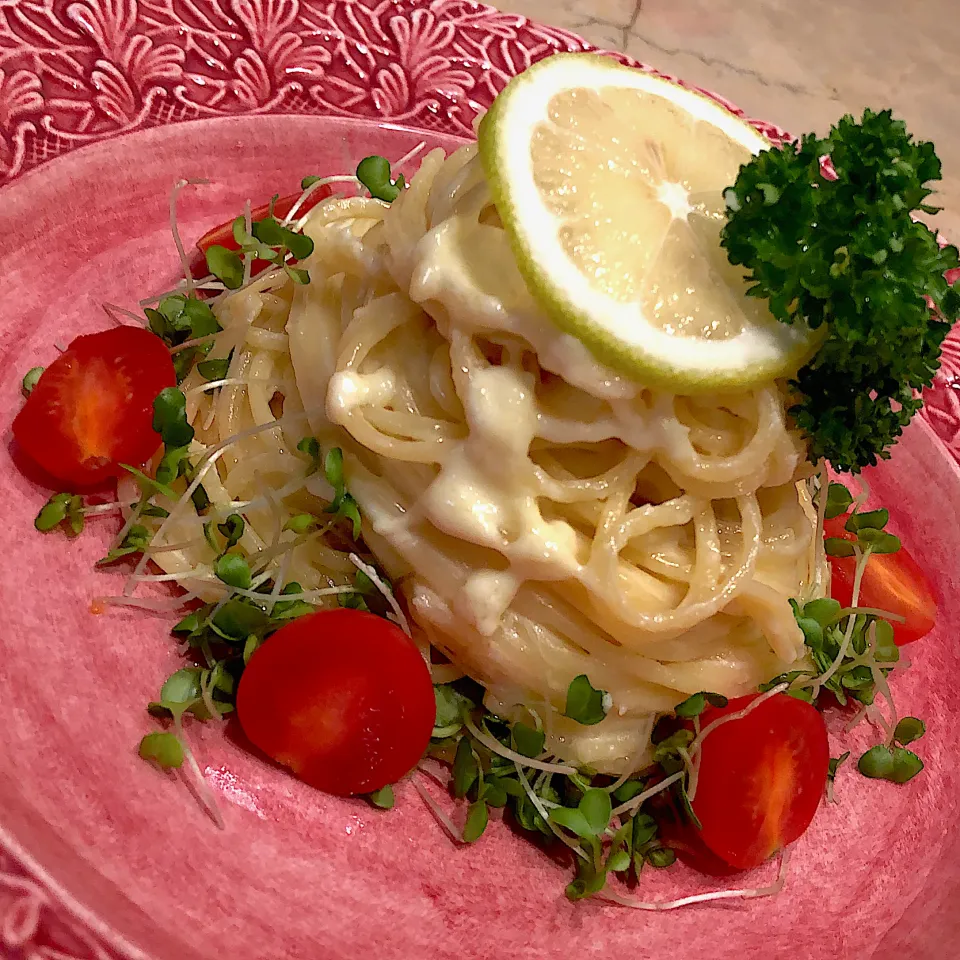 今日はレモンクリームパスタなるもの🍝🍋夏向きのパスタかな。イタリア版🇮🇹素の素麵て感じかな？レモンでさっぱり🍋でも内容コッテリみたいなクセになる味😋|AXさん