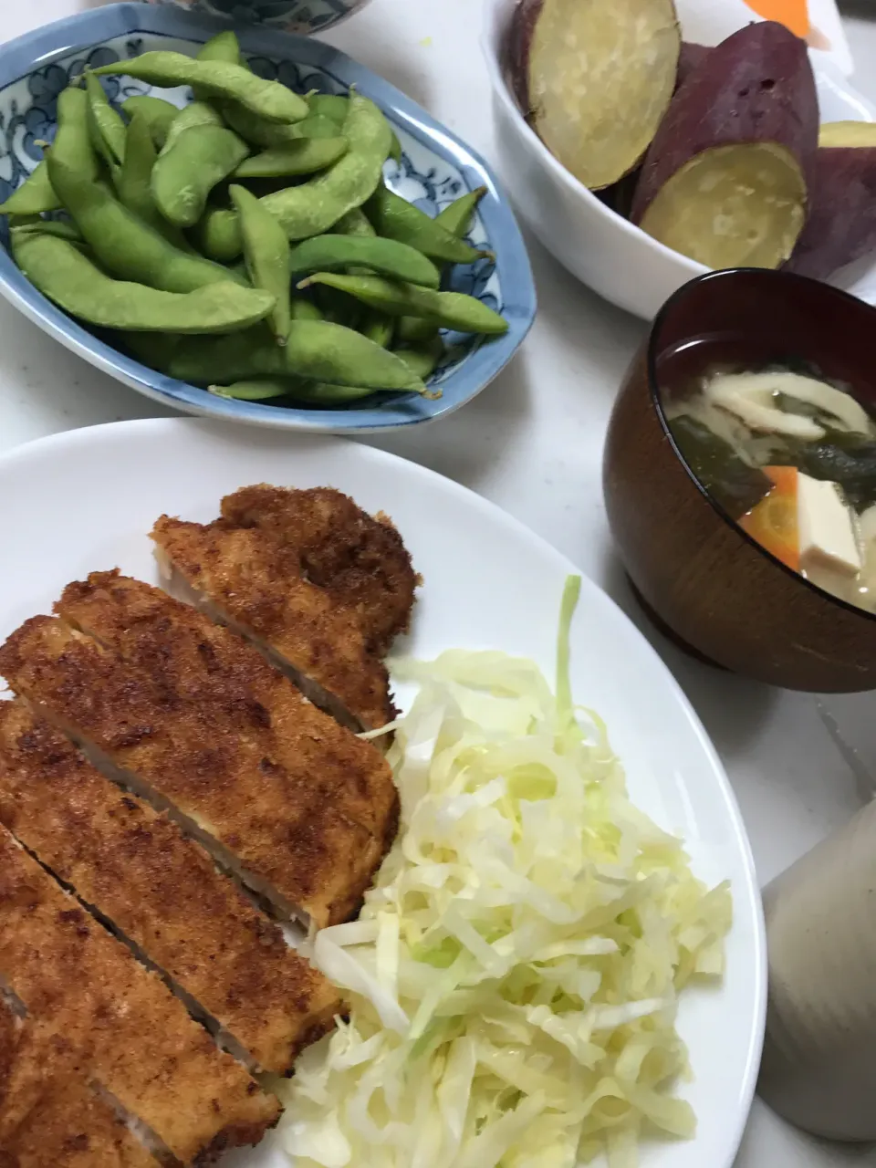 #ロースカツ#キャベ山#豆腐味噌汁#蒸かし芋#枝豆で#白ご飯|やすあけさん