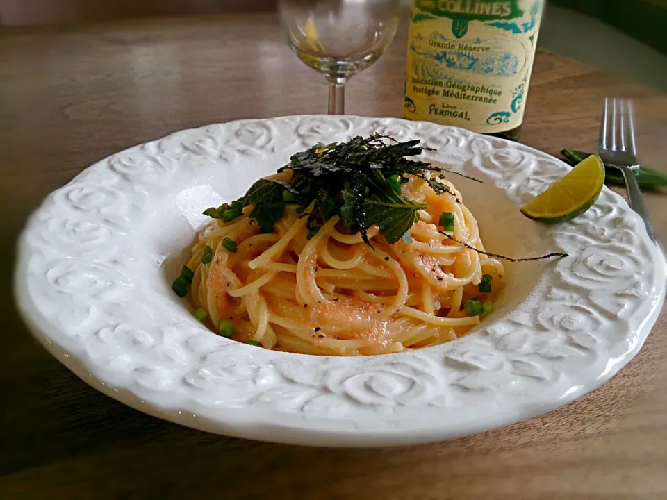 たらこスパゲティとワインのある食卓|古尾谷りかこさん