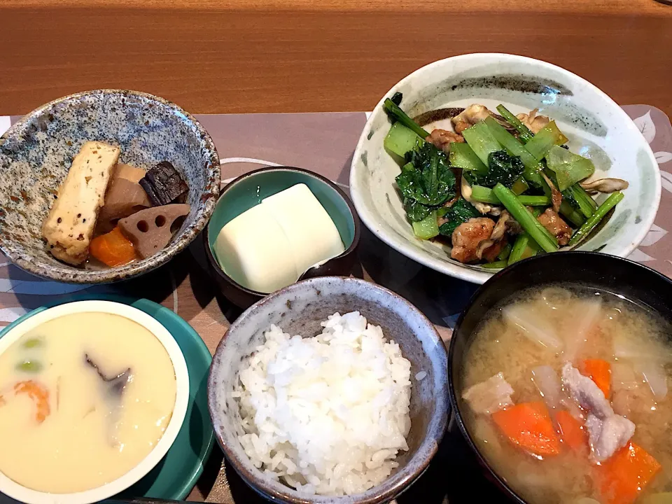 晩御飯
豚肉と小松菜と舞茸の炒め物、豆腐、がんもと根菜の煮物、白米、茶碗蒸し、豚汁|かよちゃんさん