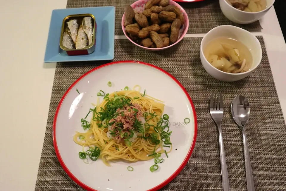 Snapdishの料理写真:今日の夕食 大根おろしとツナの塩麹パスタ、オイルサーディン、茹で落花生、じゃがいもの白だしスープ|pinknari🐰🌈さん