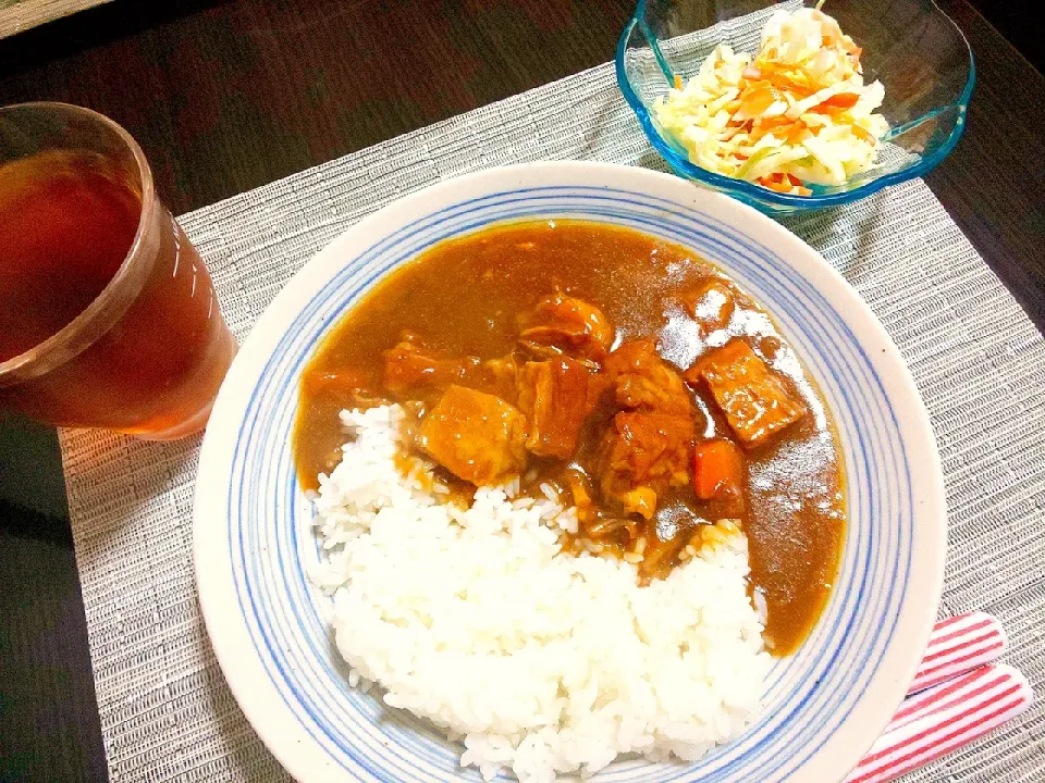 お肉ゴロゴロカレー、コールスロー|サトリさん