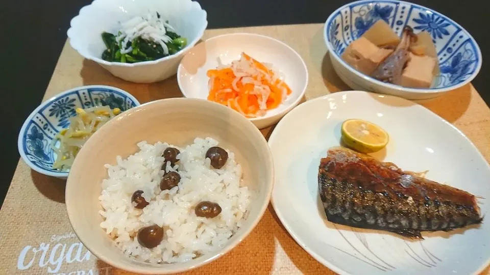 今日の晩ごはん
 岡山蒜山の娘が持って来てくれた「むかご」で、炊き込みご飯にしました。むかごのもちもちした食感は、天然だから美味しいです👍
茨城のお友達から今年も頂いた「柿」で、なますに😋
白魚も頂いたので、ホウレン草のお浸しにしたら、バッチリ✨
今夜も美味しくいただきます❤️
  #むかごご飯
  #焼き鯖
  |まめねこママさん