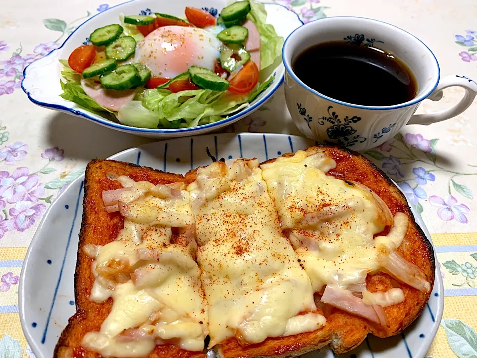 朝ごはん、ビザトースト、温泉玉子サラダ|Isimura Hidekiさん