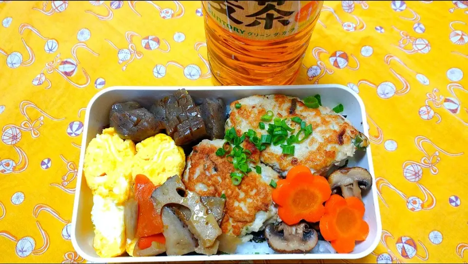 11/19のお弁当🍱
海苔弁当
れんこん鶏バーグ、マッシュルームソテーなど

はなえ飯さんの料理 湯豆腐～
食卓にあったこんにゃくきんぴらの作り方を教わりました🙋|卯月さん