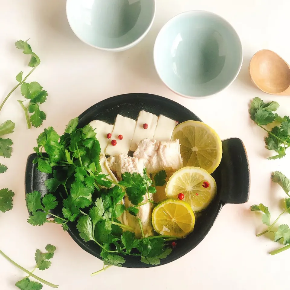 鶏胸肉とパクチーのレモン小鍋🍋🐥🌿|sakiさん