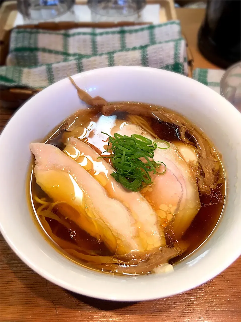 醤油ラーメン
＋鶏チャーシュー2枚＋味玉
@ラーメン屋トイ・ボックス|morimi32さん