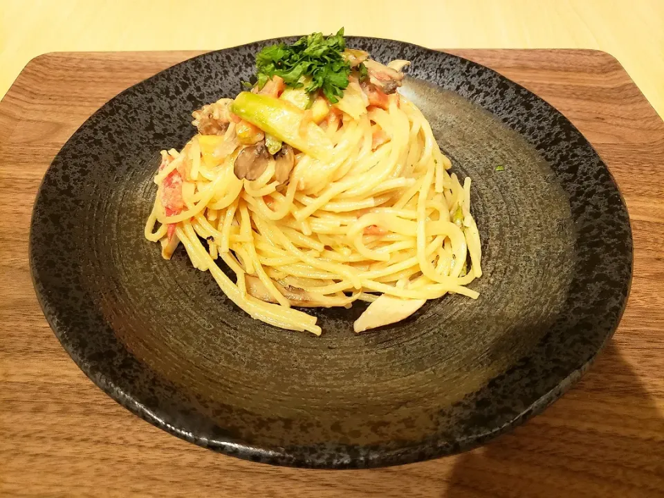 トマトとアスパラと舞茸のクリームソースパスタ|うらちゃんさん