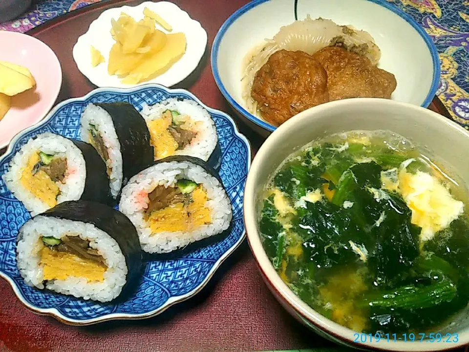 よねばーばの朝ごはん
巻き寿司
ほうれん草の卵とじ汁
おでん鍋がんもと糸蒟蒻
たくわん|yoneばーばさん