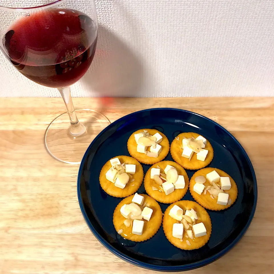 Snapdishの料理写真:リッツでおつまみ🍷|ごんこさん