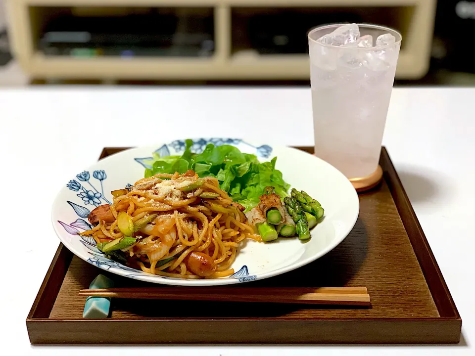 今日の晩酌。インスタントのナポリタンと豚肉のアスパラ巻き。|yukiさん