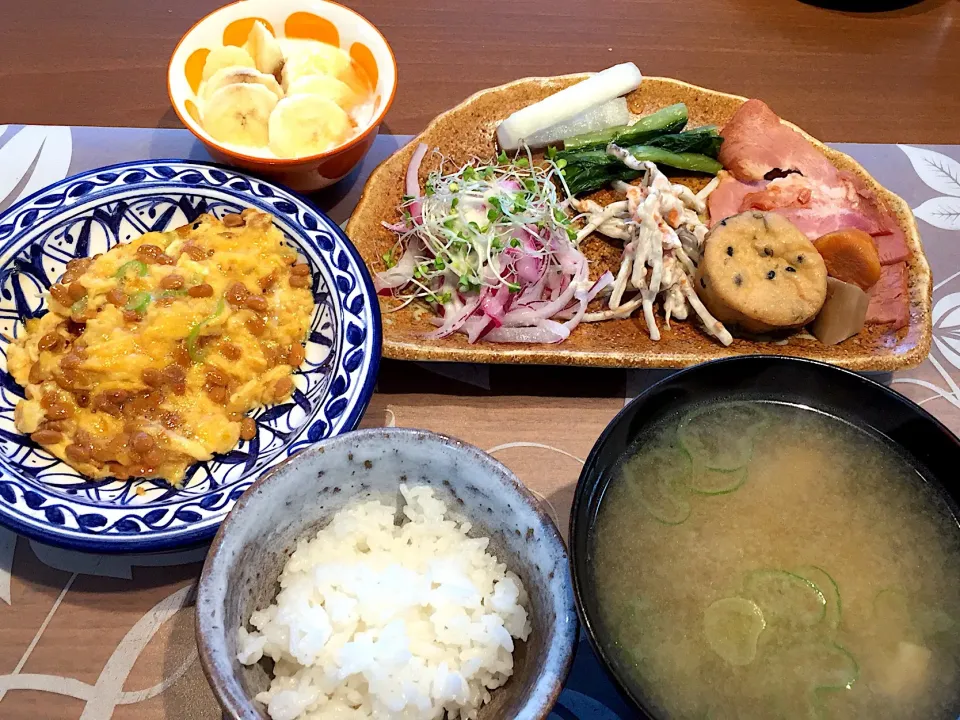 朝ごはん
焼き豚、がんもと根菜の煮物、ごぼうサラダ、赤玉ねぎスライスとブロッコリースプラウトのサラダ、野沢菜、柚子大根、白米、納豆オムレツ、豚汁、バナナ添えヨーグルト|かよちゃんさん