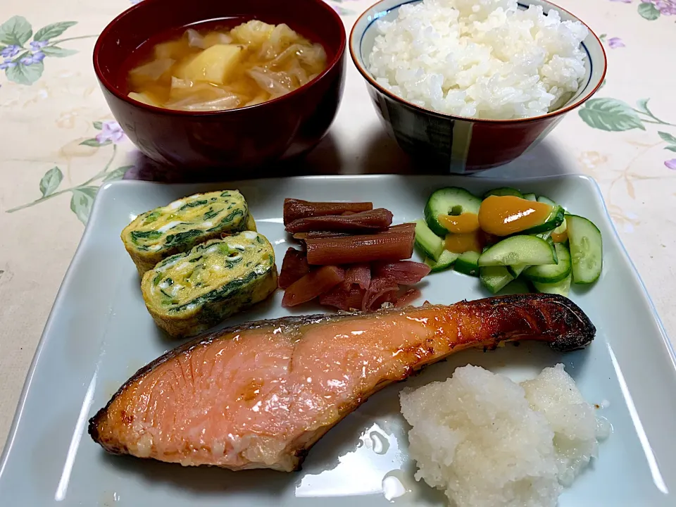 Snapdishの料理写真:朝ごはん、鮭塩麹漬|Isimura Hidekiさん