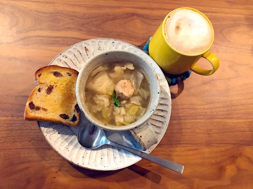 忙しい朝のささっと朝ご飯 キャベツとセロリと鶏だんごのスープ|こんぶさん