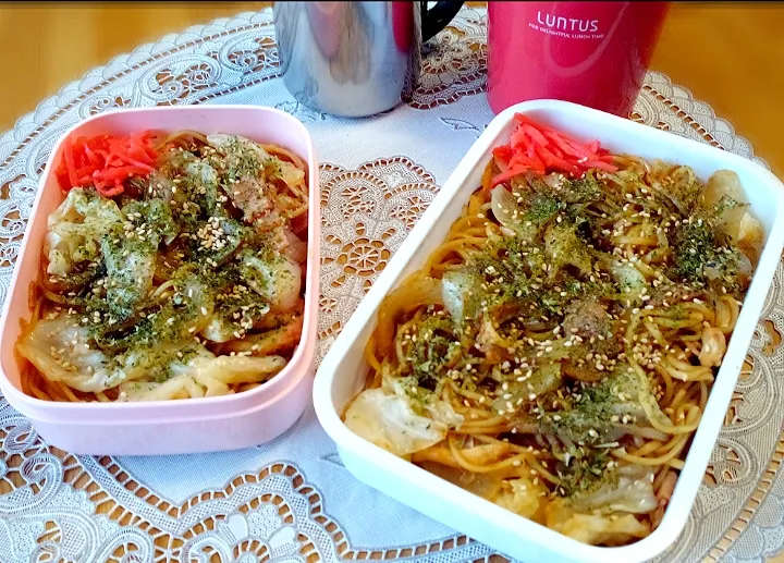 Snapdishの料理写真:青のりと白ゴマいっぱい❣
焼きそば弁当
豚汁付き|🌻ako ·͜·♡peco🌻さん