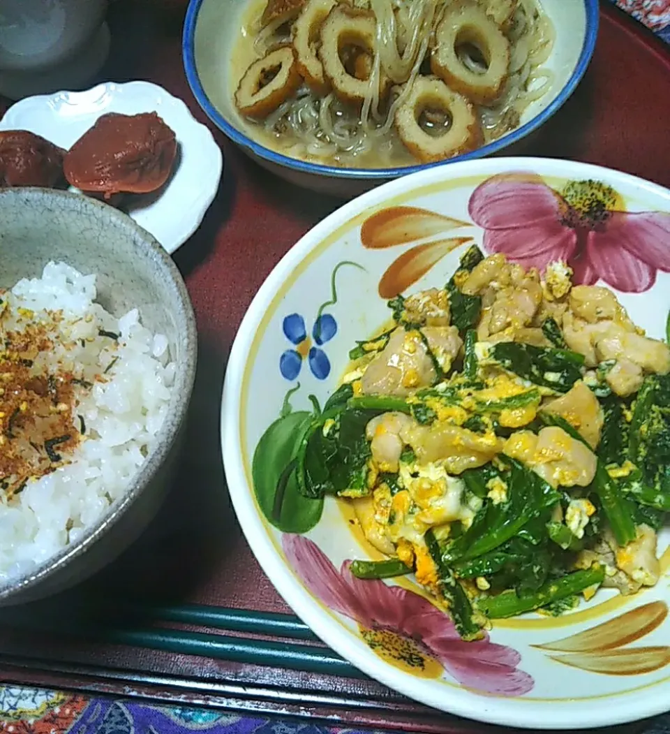 Snapdishの料理写真:よねばーばの朝ごはん
ほうれん草と鶏肉の卵とじ
お粥、ふりかけ、
糸蒟蒻とちくわの煮物
梅干し|yoneばーばさん