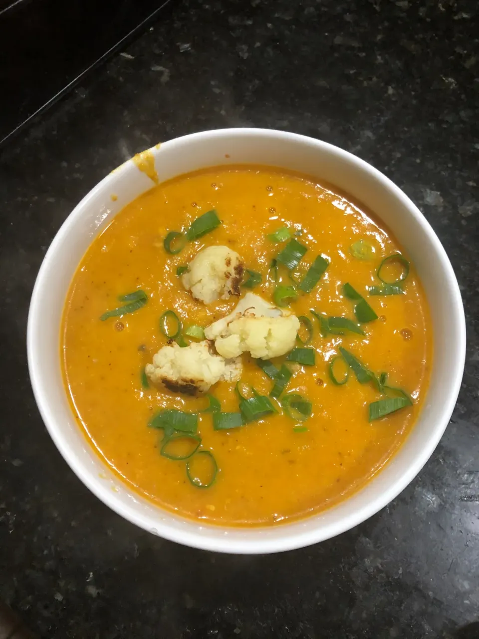 Thai coconut cauliflower curry soup.|ernest ristiさん