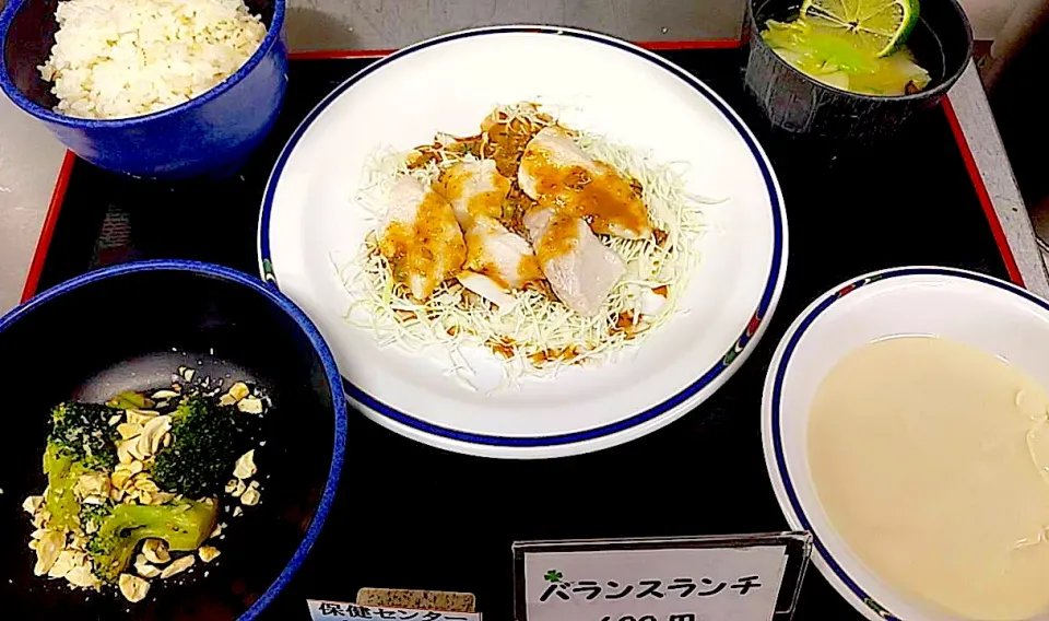 白石保健センター管理栄養士さんのヘルシーメニュー　プルプル水晶鶏の怪味風ソース・ブロッコリーのナッツ和え・麦ご飯ほか|nyama1さん