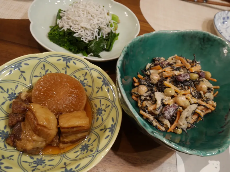 豚の角煮、れんこんひじきサラダ、ほうれん草しらすのせ|ありんこさん