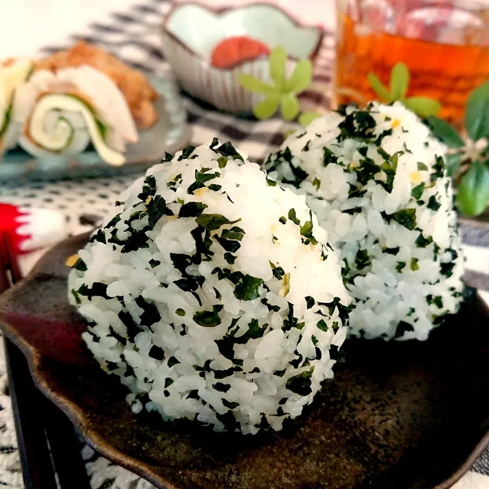 ソフトふりかけ🍊夏みかんわかめのおにぎり🍙🍙|とまと🍅さん