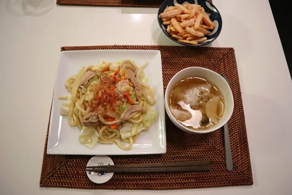 今日の夕食 塩麹焼きうどん、餃子スープ、お土産のおかき|pinknari🐰🌈さん