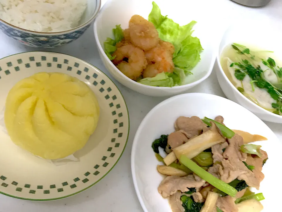 Snapdishの料理写真:#豚肉青梗菜エリンギの中華炒め#豆苗の水餃子#海老の唐揚げレタス 添え#肉まん＆カレーまん|やすあけさん