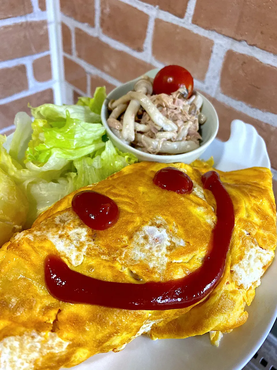 オムライス🍳としめじとツナの和えたの🥚|みっちんさん