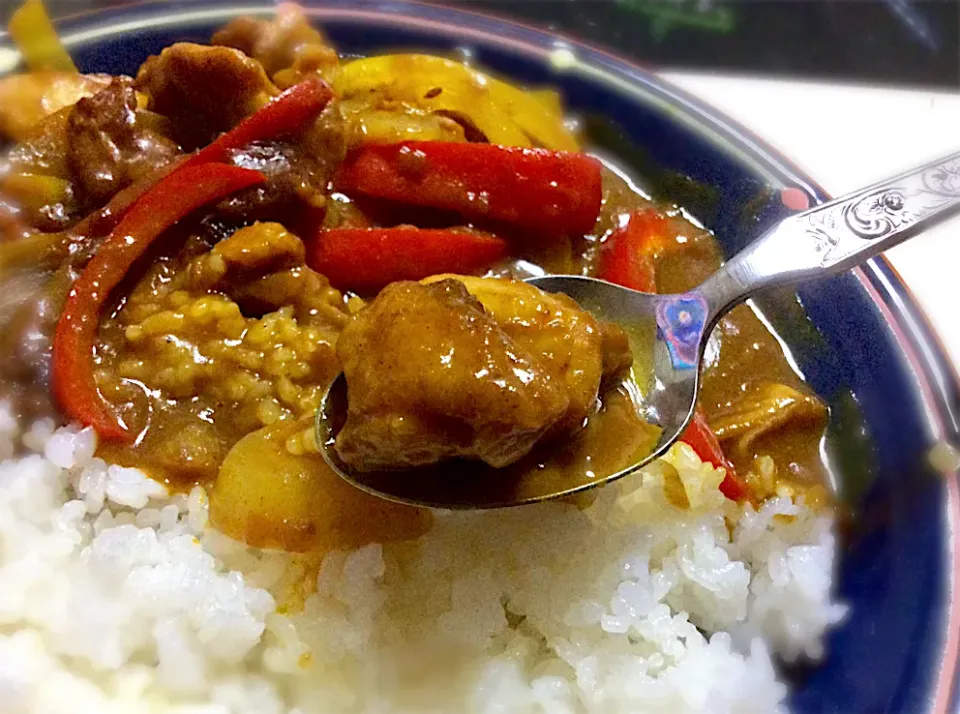 レトルトの銀座カレー チキンだけでは、具がないので、鶏肉増量！パプリカ、玉ねぎ追加で！カレーも大津屋のカレー粉で増やしました！|Takeshi  Nagakiさん