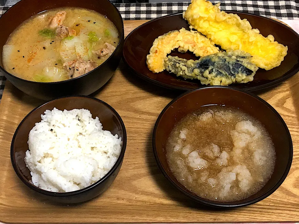 Snapdishの料理写真:今日の夕食　☆鶏汁と天ぷら盛り合わせ|まぁたんさん