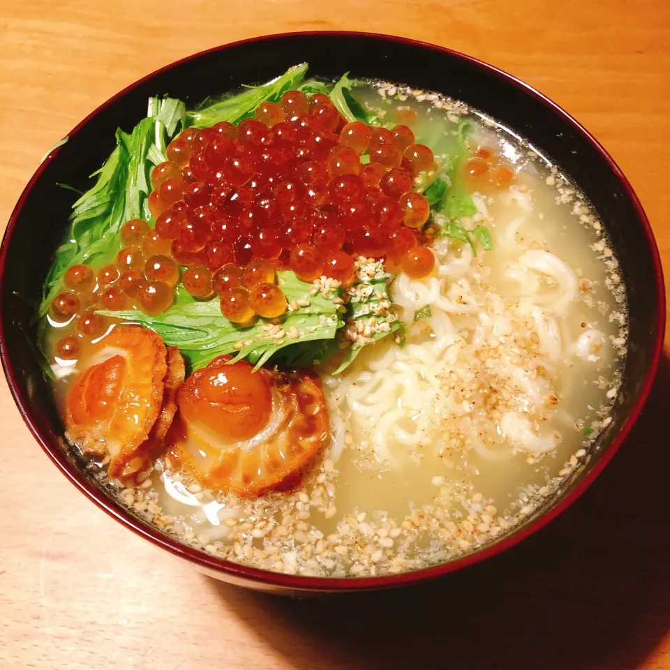 燻製ホタテと自家製イクラと水菜のサッポロ一番塩ラーメン|角康広さん