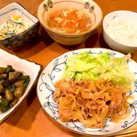 Snapdishの料理写真:豚こま炒め、ナスとピーマンの味噌和え、マカロニサラダ、もやしと人参のスープ|d(･ω´･o)さん