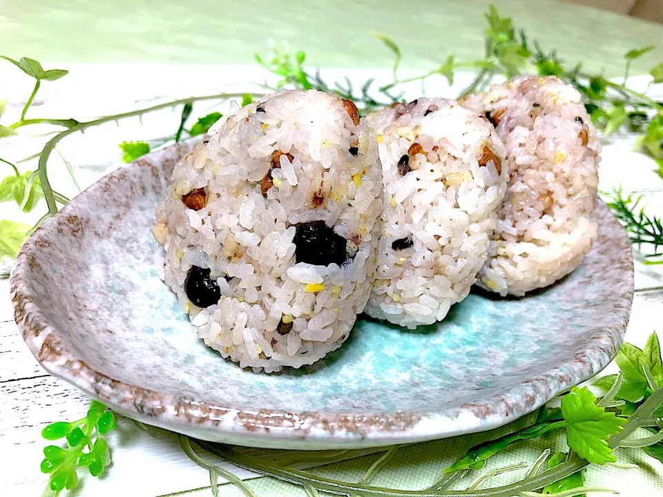 十六穀米おにぎり🍙|ぽっちさん