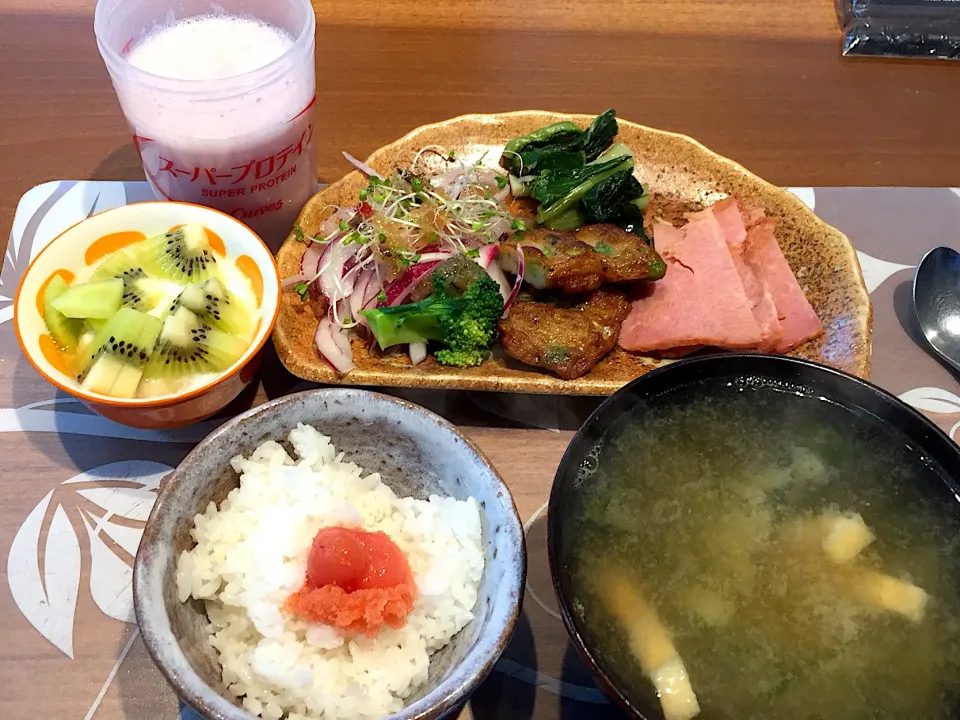 朝ごはん
枝豆はんぺん付け焼き、焼き豚、野沢菜、赤玉ねぎスライスとブロッコリースプラウトのサラダ、ブロッコリー、白米、たらこ、小松菜と揚げの味噌汁、キウイ添えヨーグルト、ブルーベリープロテイン入りヨーグルトドリンク|かよちゃんさん