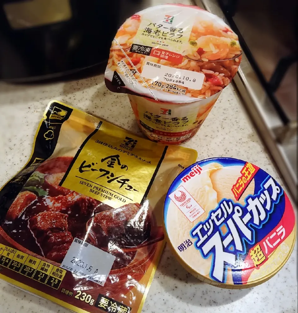 Snapdishの料理写真:前回のセブンイレブンの巻～
#冷凍食品はクーポンで50円引き
#バター香る海老ピラフはバター感は強くないw
#金のビーフシチューは肉だらけ❤️
#アイスはアプリで当たりました(〃ﾟ艸ﾟ)ﾌﾟ♡|GGGさん