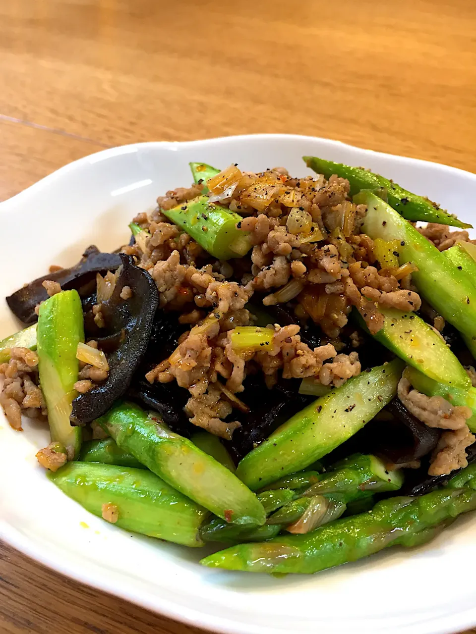 アスパラと挽き肉の豆板醤炒め|まつださんさん