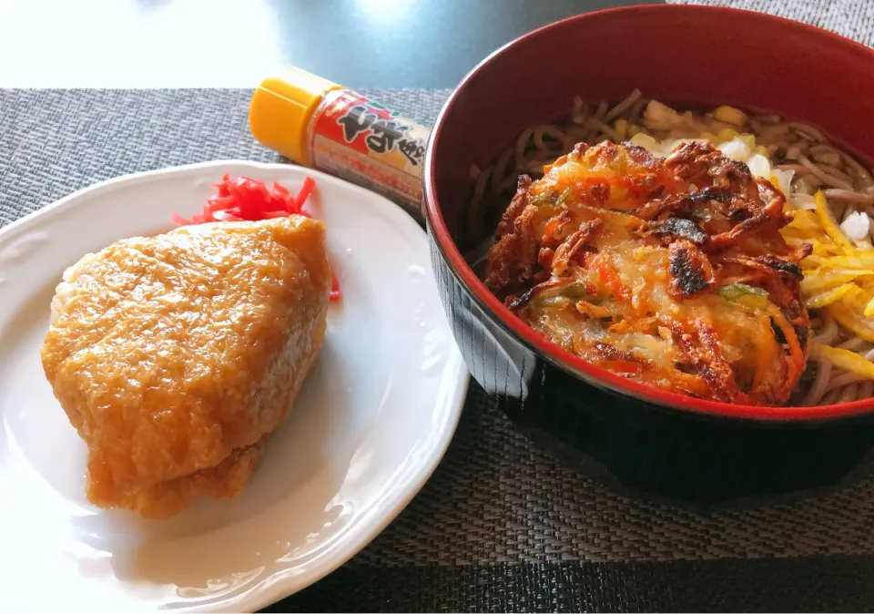 Snapdishの料理写真:お家ランチ⸜(* ॑꒳ˆ * )⋆*❤︎かき揚げそば  いなり寿司♡|yukiさん