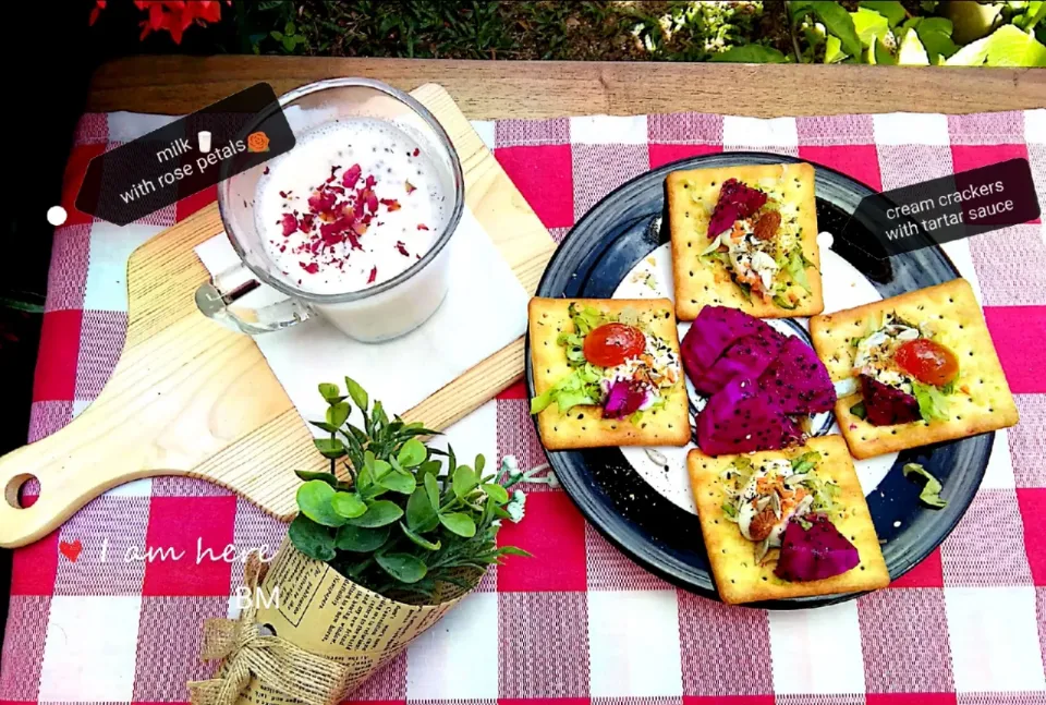 #cream crackers with tartar sauce
#milk with rose petals|MAY NGさん