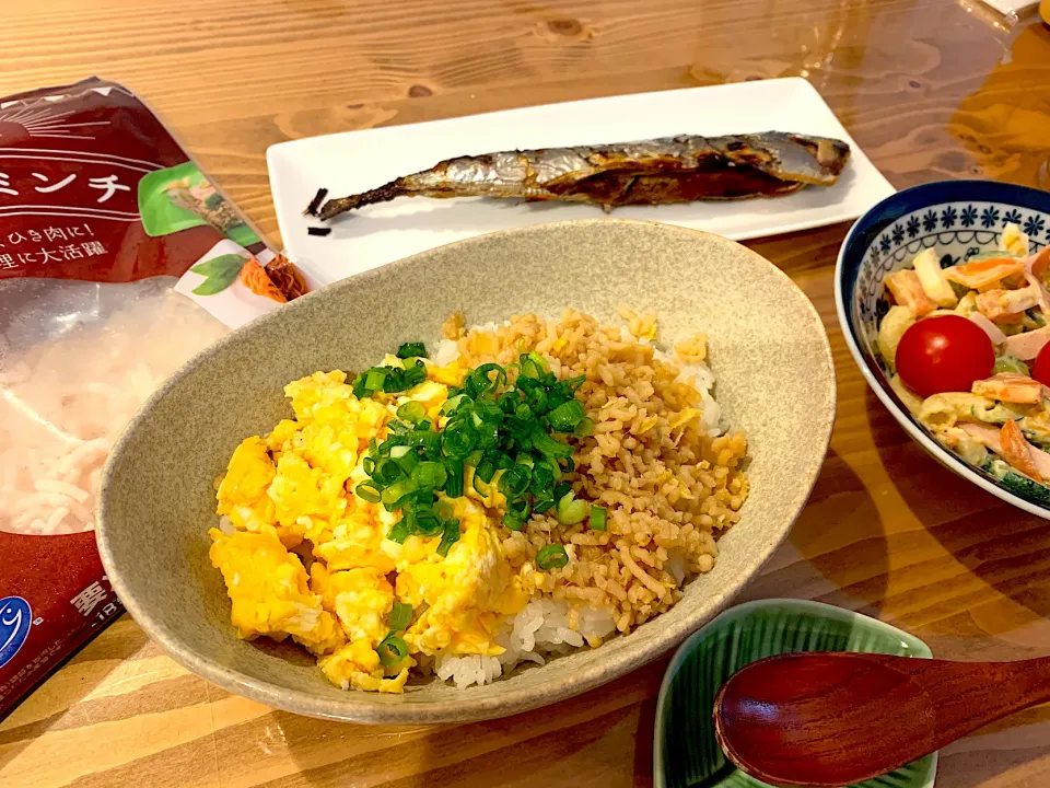 Snapdishの料理写真:おさかなミンチのそぼろ丼、サンマの塩焼き、マカロニサラダ|りんりんさん