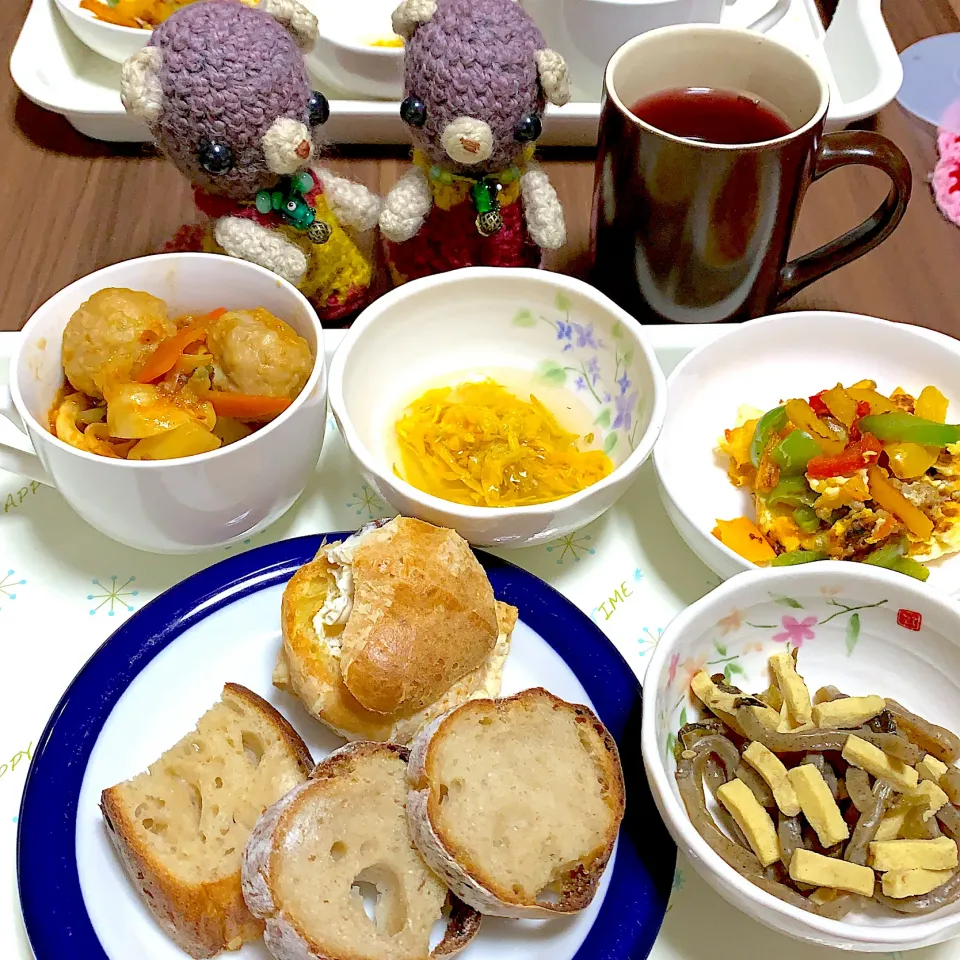 Snapdishの料理写真:しくじり朝ごぱんにパイシューはクリームチーズ(๑>◡<๑)|chagashiさん