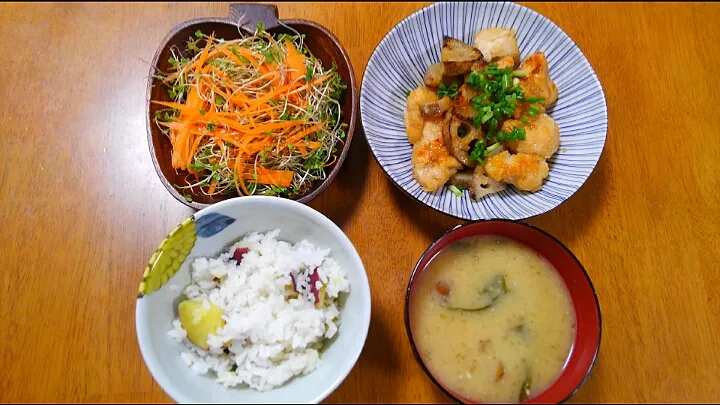 １１月２０日　さつまいもごはん　甘辛れんこんチキン　サラダ　なめことわかめのお味噌汁|いもこ。さん