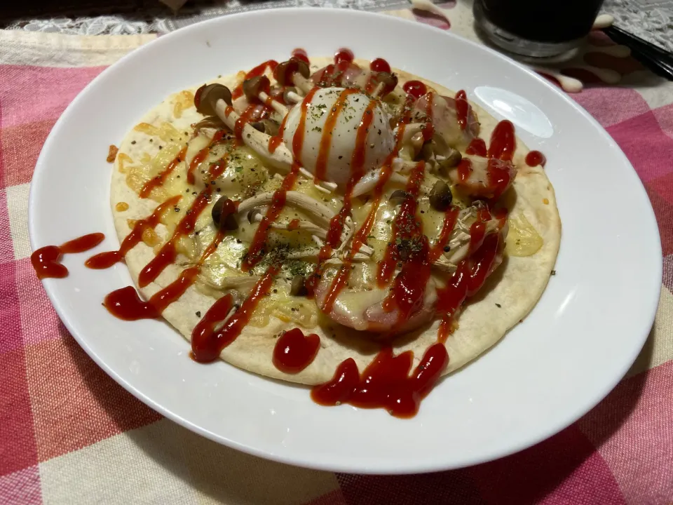 フランクフルトとしめじのピザ　温玉のせ|ハルのただ飯さん