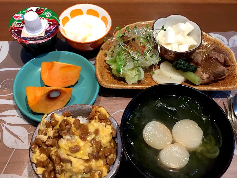 Snapdishの料理写真:朝ごはん
豚肉大根、山芋わさび酢、茹でキャベツ、ブロッコリースプラウト、たくあん、野沢菜、白米、納豆オムレツ、わかめとネギと麩の味噌汁、富裕柿、ヨーグルト、コーヒーゼリー|かよちゃんさん