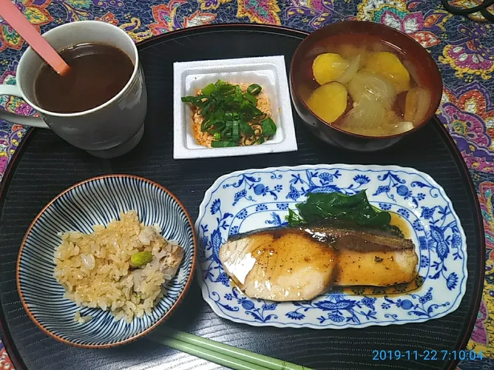 よねばーばの朝ごはん
鰤の焼き物
さつま芋と玉ねぎの味噌汁
納豆
炊き込み御飯、
生姜ココア|yoneばーばさん