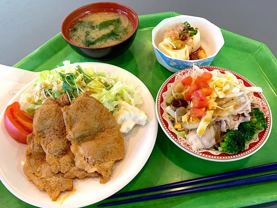 豚ロースの味噌漬焼、冷奴、コブサラダ、味噌汁|Tadahiko Watanabeさん