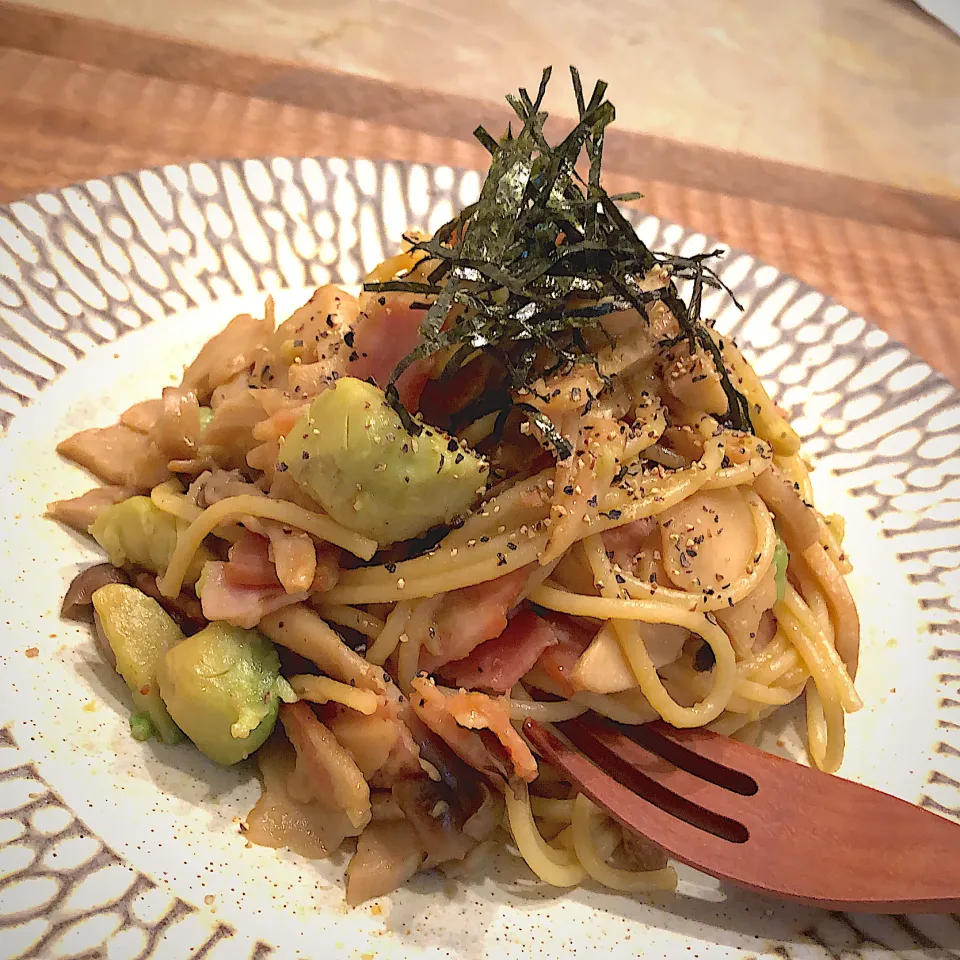 アボガドとキノコのわさび醤油パスタ🍝アボガドはわさび醤油と合うんだからキノコとパスタとも相性いいはず😋💕|AXさん