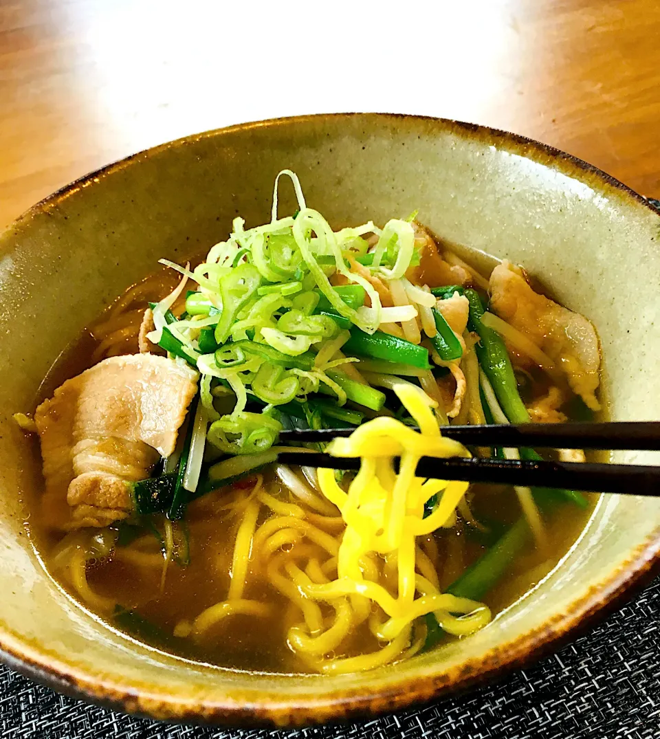 今日のお家で一人ランチは                            昨夜のモツ鍋風豚バラ鍋の残りでラーメン🍜✨|ミッチ☆ママさん