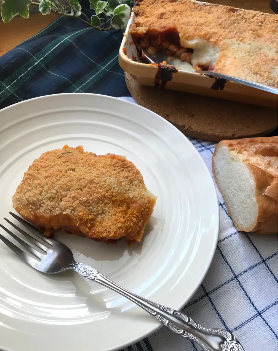 Snapdishの料理写真:🥔数日前のランチ【鶏とキノコ🍄のトマト煮】からの"Hachis parmentier"（アシパルマンティエ）🥔お芋はメークインとキタアカリと里芋のマッシュ。|Hollyさん