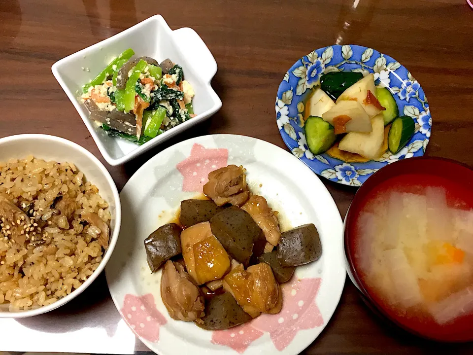 いわし缶炊き込みご飯 鶏とこんにゃくの照り焼き 大根と人参の味噌汁 きゅうりと大根の梅肉漬け 小松菜の白和え|おさむん17さん