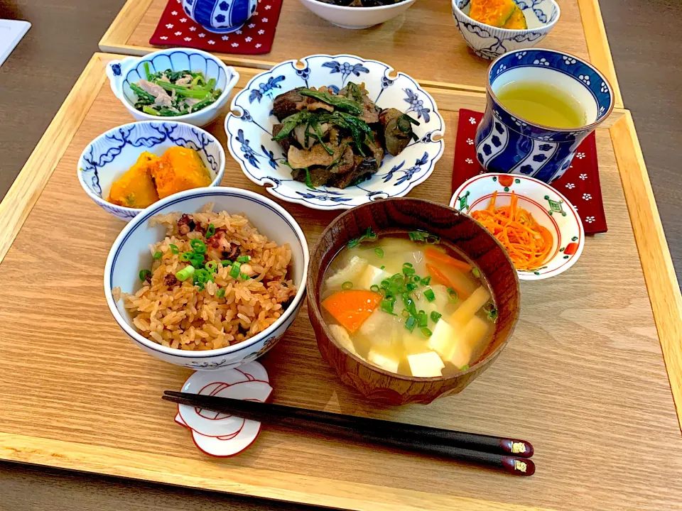 タコ飯　カボチャの塩麹煮　ほうれん草とツナ胡麻和え　ナスと豚肉のスタミナ炒め　人参と帆立のマヨポン炒め　お味噌汁|NAKATAさん