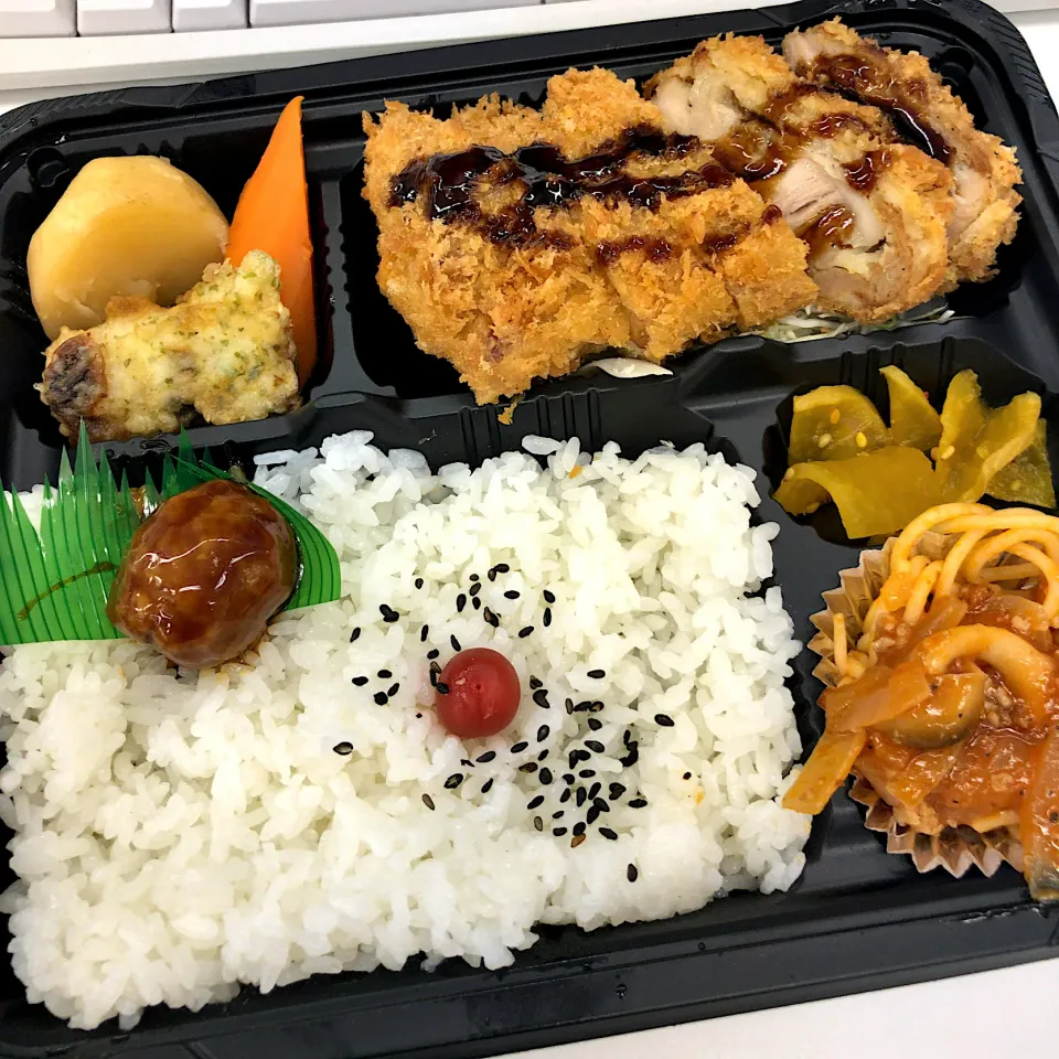 チキンカツ弁当のお昼ごはん|askさん